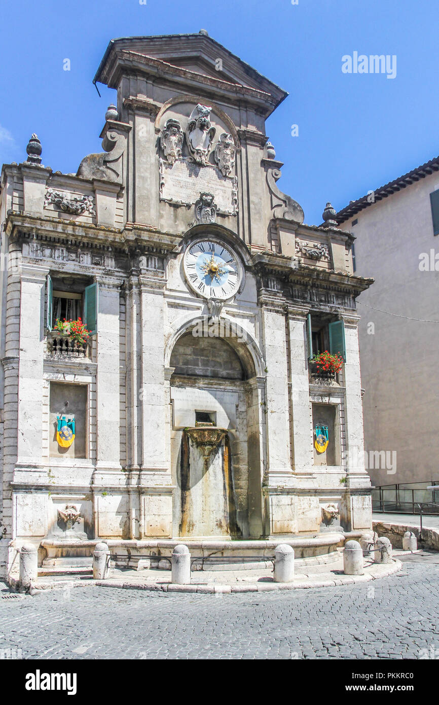 Spoleto Rathaus Gebäude mit Uhr Stockfoto