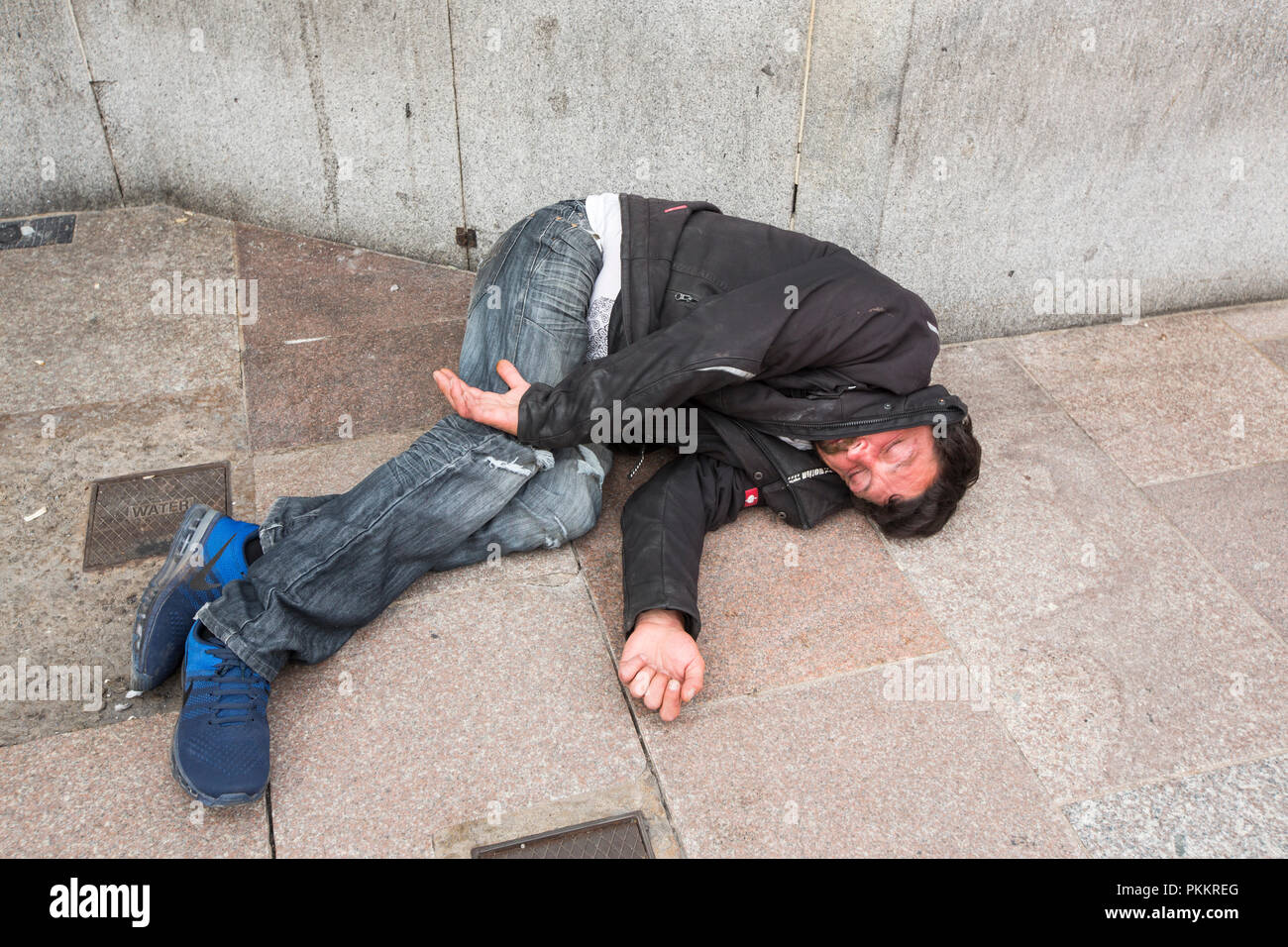 Ein Mann brach auf dem Bürgersteig in Cardiff City Centre, wahrscheinlich als Folge von Spice, Stockfoto