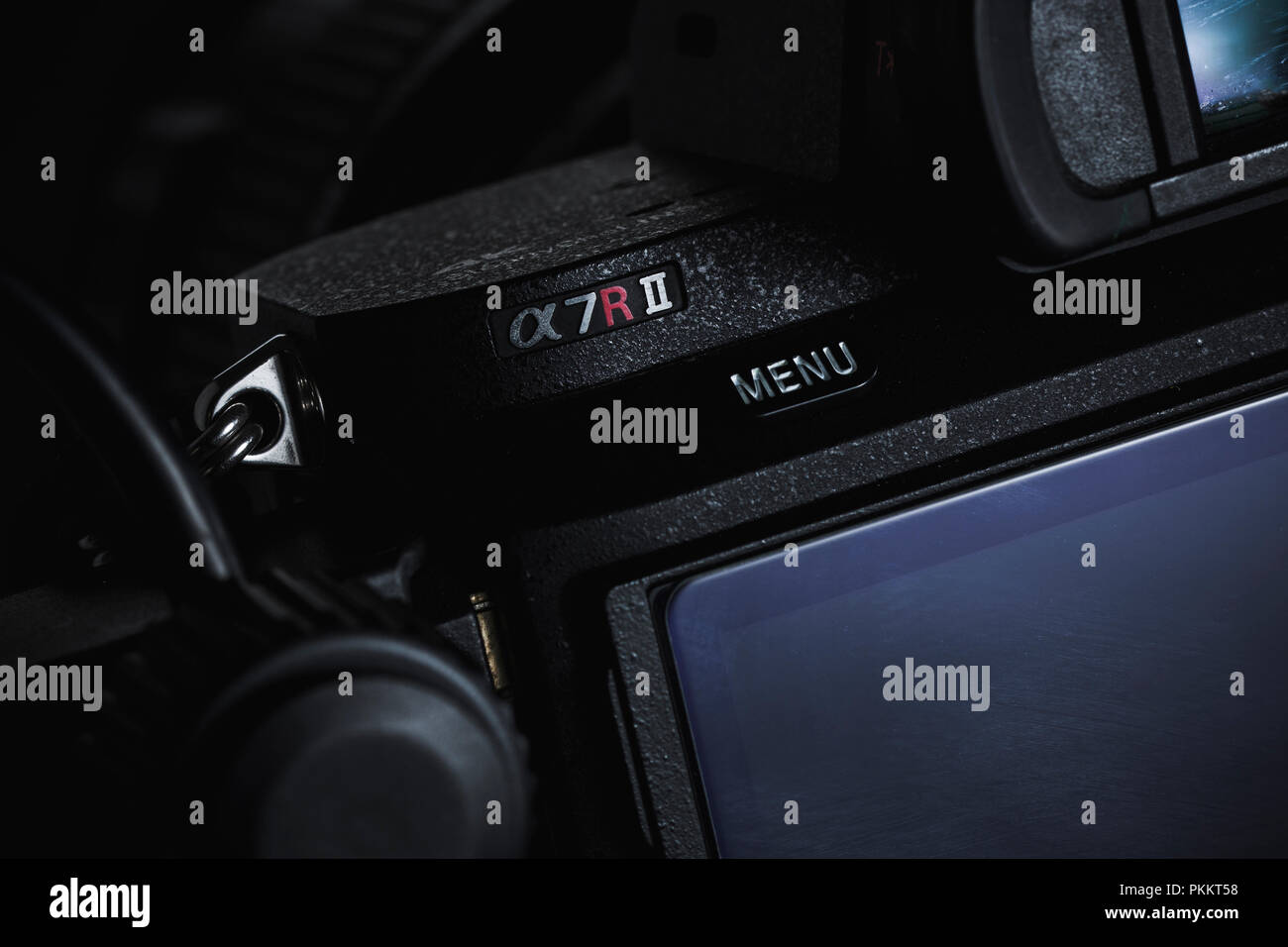 Sony a7rii spiegellosen Kamera vor einem dunklen Hintergrund. Stockfoto