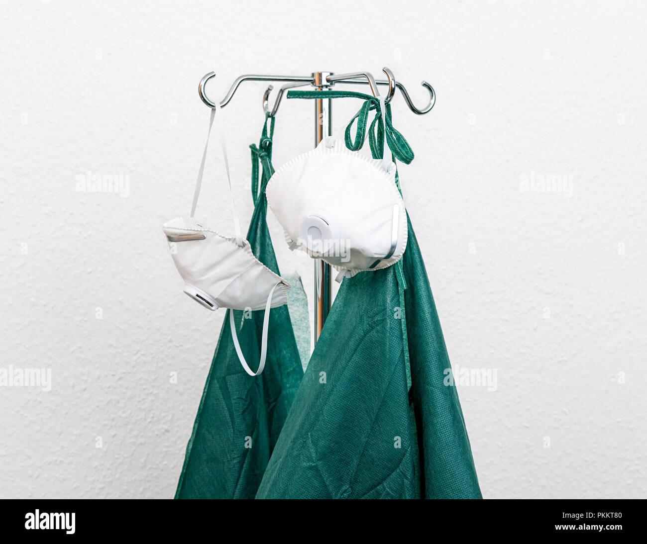 Op-Kittel und Maske auf Wäscheständer. Stockfoto