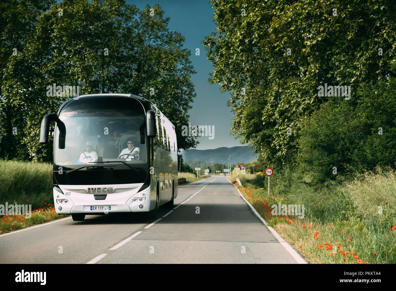 Serra de Daro, Katalonien, Spanien - 17. Mai 2018: Iveco Bus in Bewegung auf Spanisch Land Straße. Stockfoto