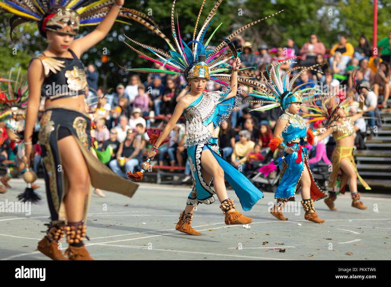 Milwaukee, Wisconsin, USA - September 8, 2018 Die indische Sommer Festival: Männer, Frauen und Kinder Mitglieder der Dance Academy von Mexiko Azt durchführen Stockfoto