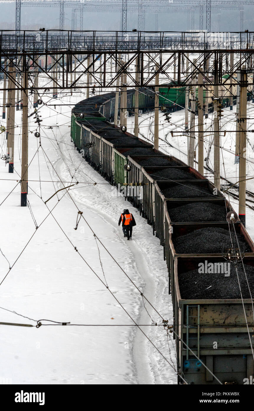 Sibirien, Russland - 20. MÄRZ 2018: Eisenbahner sind zu Fuß in der Nähe von Güterzügen um Novosibirsk, Russland. Stockfoto