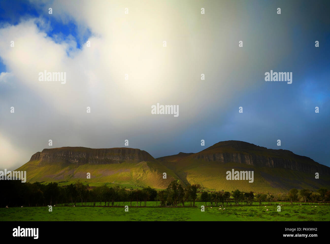 Stürmisches Wetter über King's Mountain und Ben Bulben aka Benbulben, Teil der Dartry genießen, manchmal auch 'Yeats Country' County Sligo, Irland Stockfoto