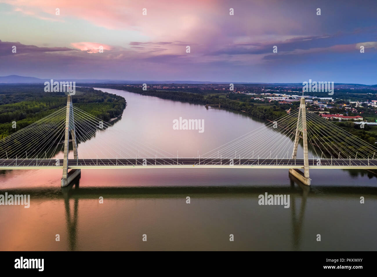Budapest, Ungarn - Luftaufnahme von Megyeri Brücke über die Donau bei Sonnenuntergang mit schönen dramatische Wolken und Himmel Stockfoto