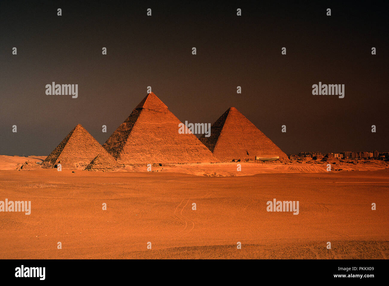 Gizeh, Ägypten, 03.11.2010: drei Pyramiden von Gizeh bei Sonnenuntergang Stockfoto