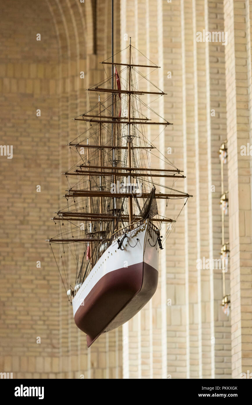 Kopenhagen. Dänemark. Grundtvigs Kirche. Ein Maßstab 1:35 Modell des Schiffes Königin Alexandrine (ehemals Pommern) hängen im Seitenschiff. Das Pomme Stockfoto