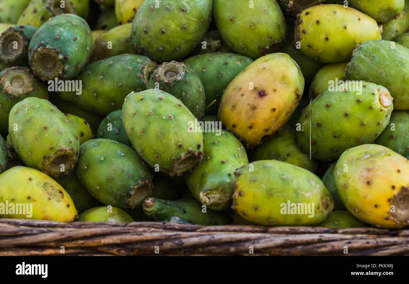 Nahaufnahme der Indischen Feigen auf einem Korb Stockfoto