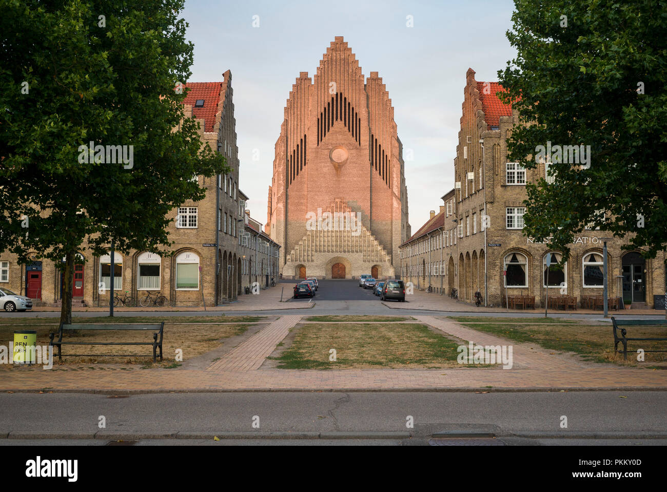 Kopenhagen. Dänemark. Grundtvigs Kirche und die umliegenden Häuser. Vom dänischen Architekten Peder Vilhelm Jensen Klint (1853-1930) 1913, in mir Gebaut Stockfoto