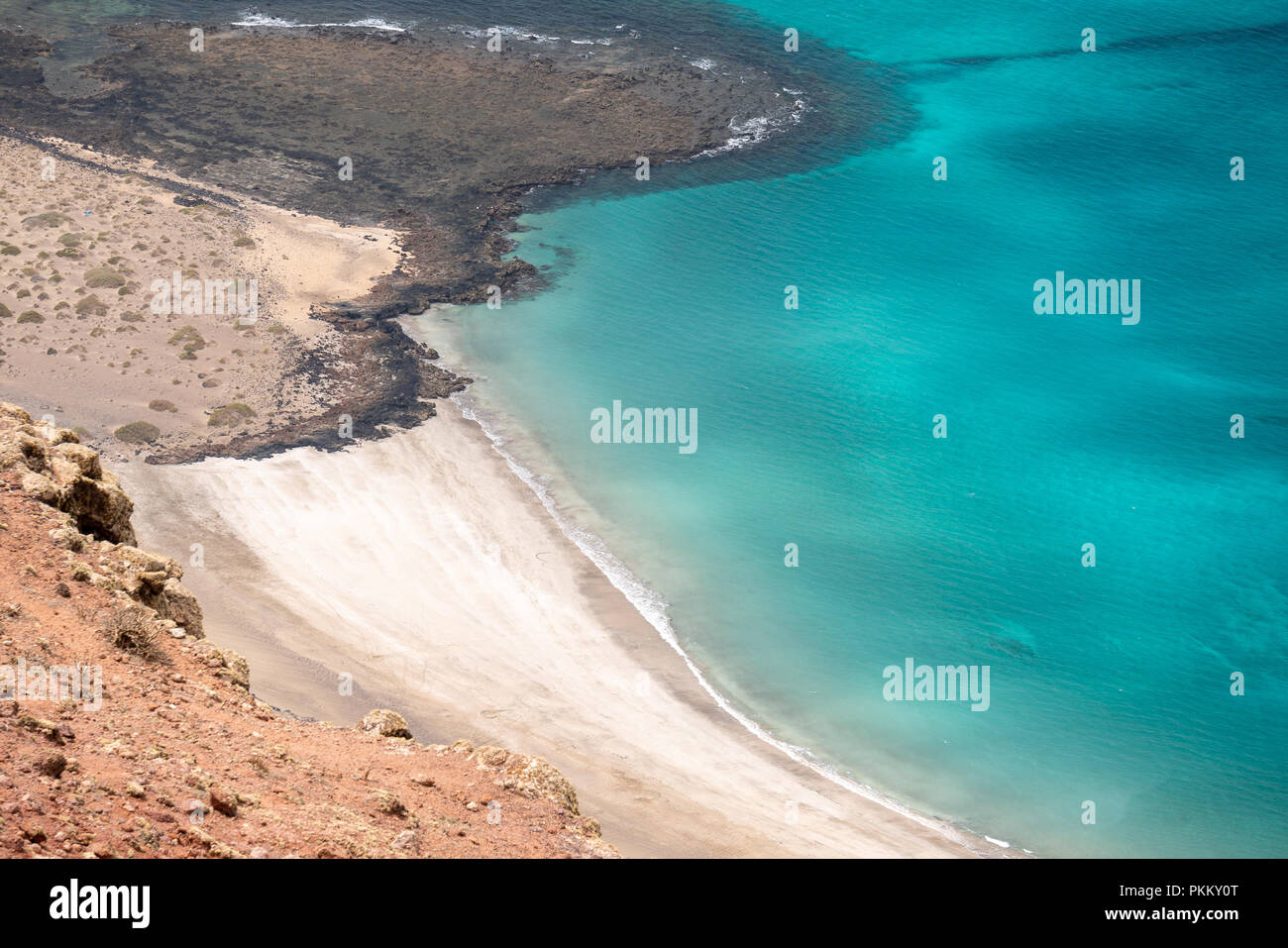 Blick auf den einsamen Strand vom Mirador del Rio, Lanzarote Stockfoto