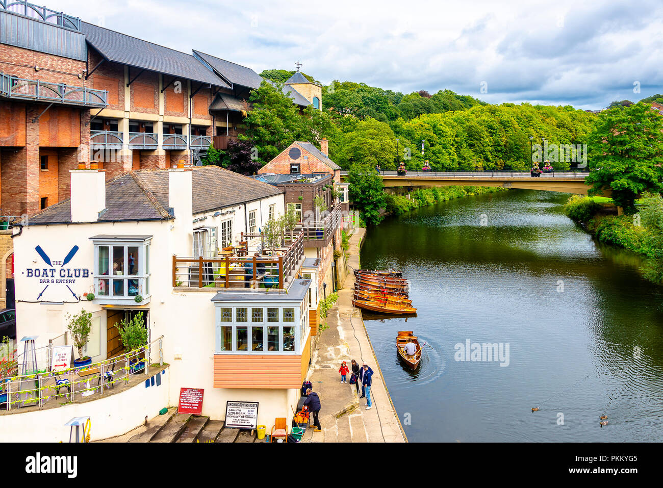 Durham City Centre Street Szene am Ufer des Flusses Tragen und Neue elvet Brücke Stockfoto