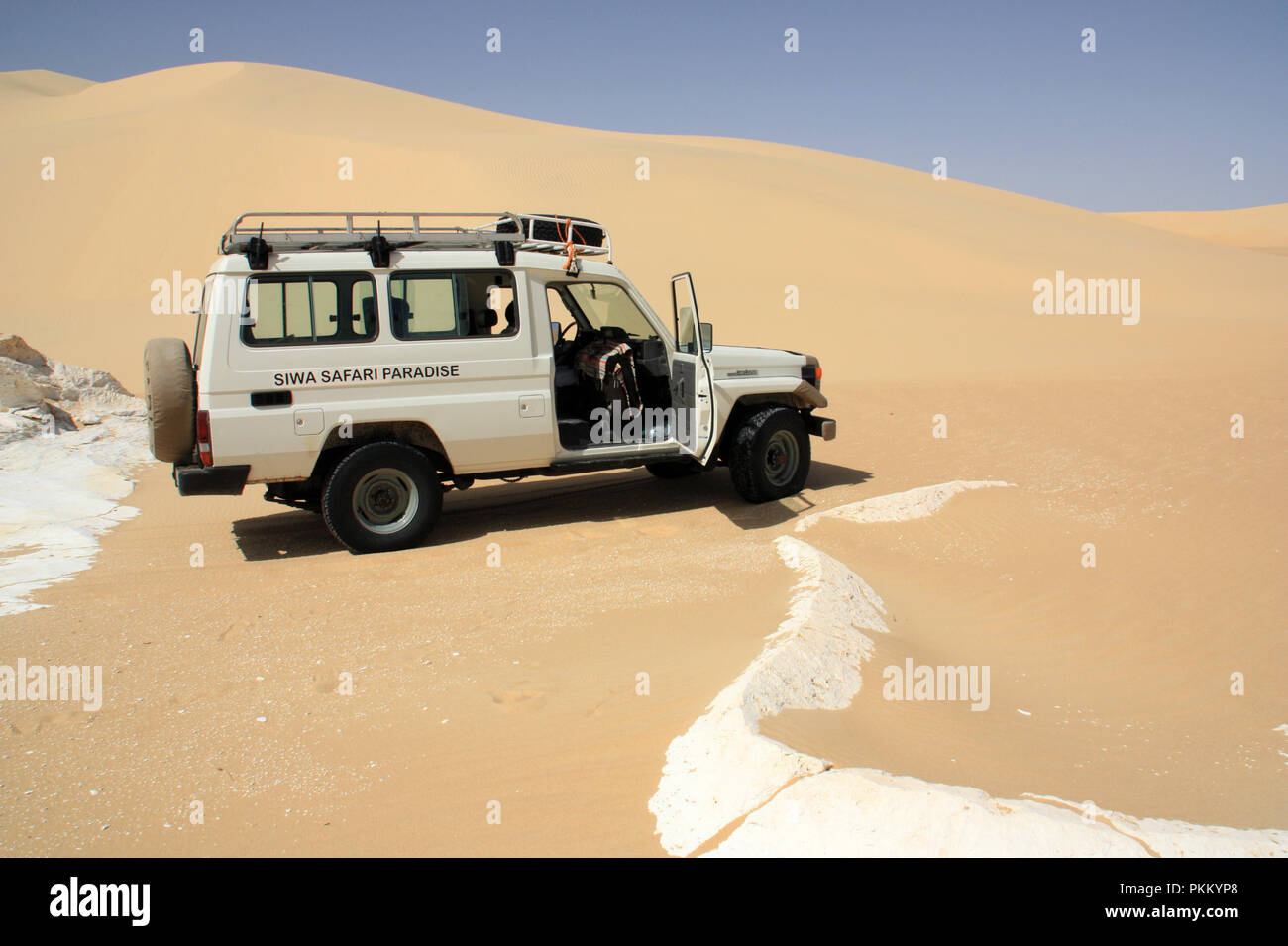 Off-road-Fahrzeug in der Sahara in der Nähe der Oase Siwa, Ägypten Stockfoto