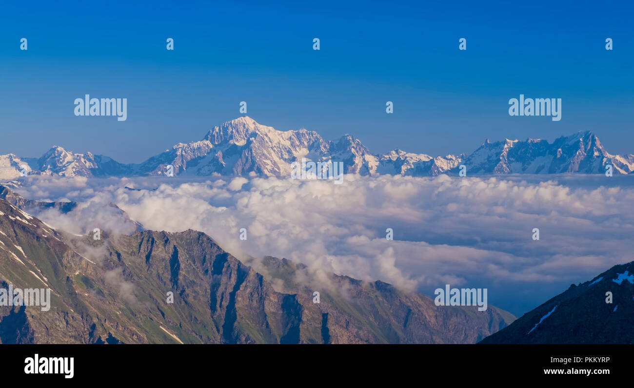 Mont Blanc Massiv Blick aus dem Aostatal, Italien Berge Stockfoto