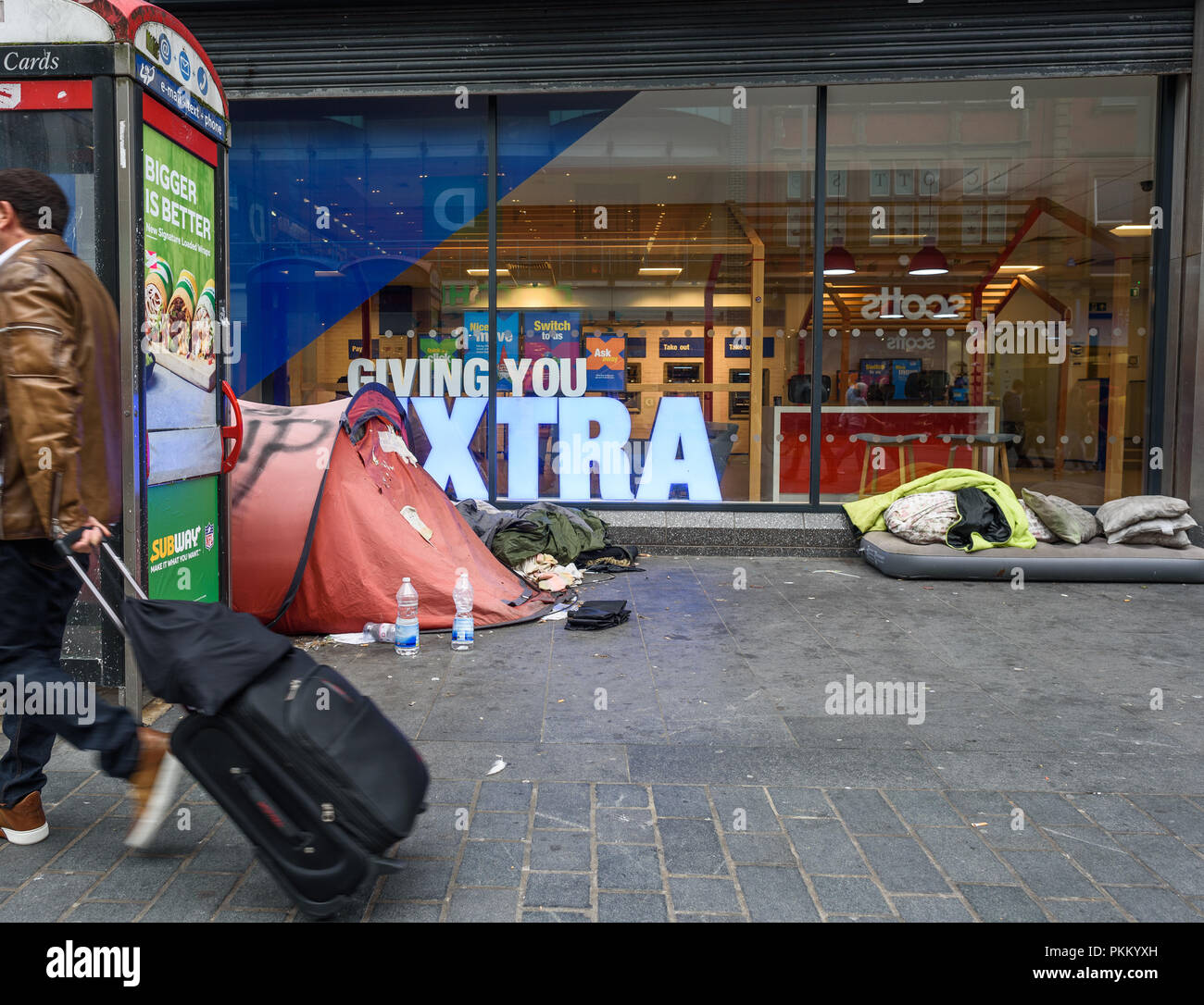 Liverpool, UK, August 28th, 2018: Obdachlose Zelt und Schlafsäcke neben einem Zweig der Halifax Bank, Liverpool, England, UK Stockfoto