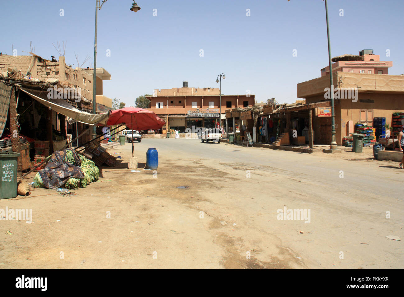Marktstände und Läden entlang der Hauptstraße durch Siwa, Oase Siwa, Ägypten Stockfoto