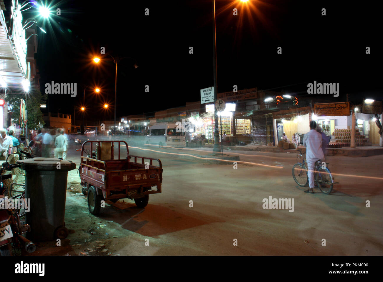 Männer in einer Bar genießen Sie das Nachtleben in einer Straße in Siwa, Oase Siwa, Ägypten Stockfoto