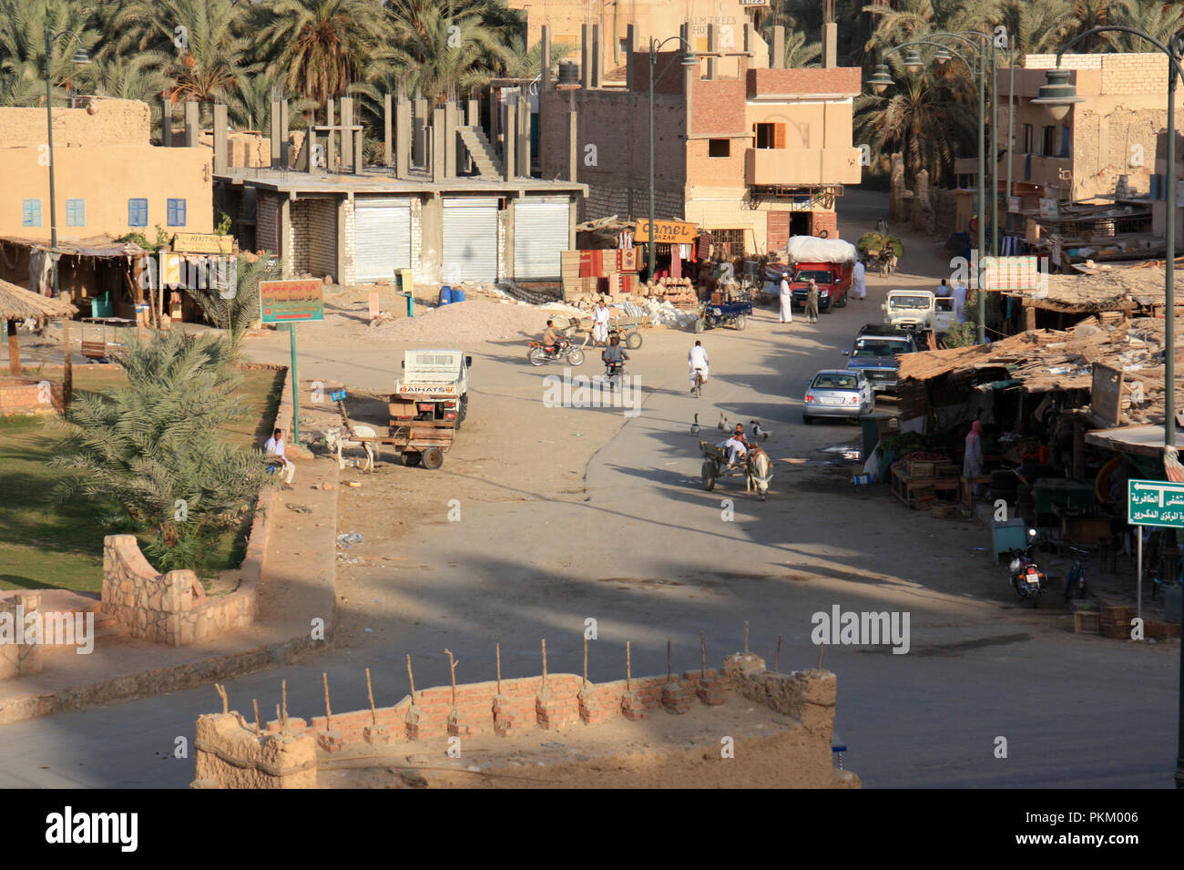 Hohe Betrachtungswinkel und der mehr oder weniger belebten Hauptplatz in Siwa, Ägypten, mit Geschäften, Läden und Stände Stockfoto