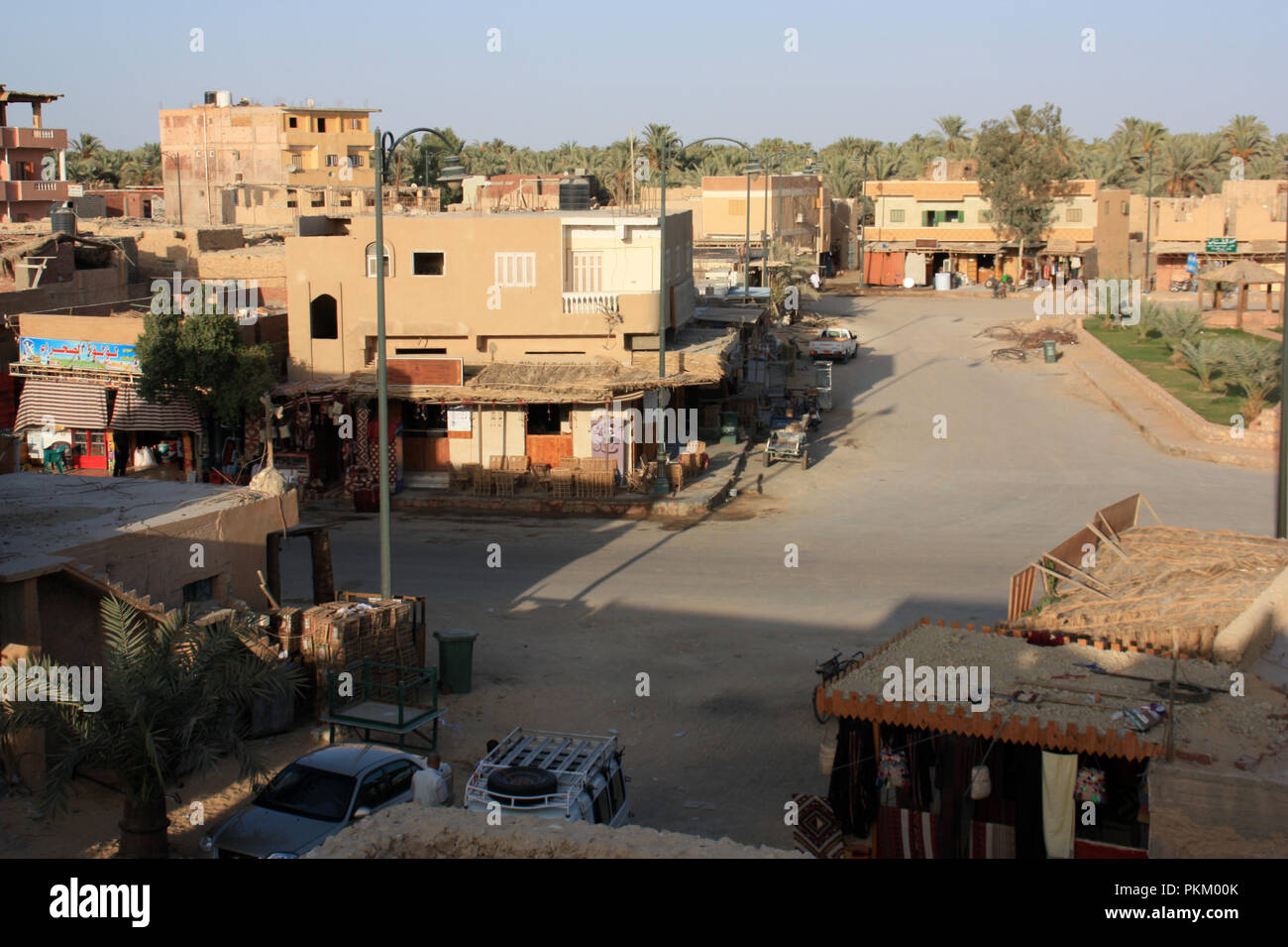 Hohe Betrachtungswinkel und der Hauptplatz in Siwa, Ägypten, mit Geschäften, Läden und Verkaufsständen während der gebetszeit Stockfoto