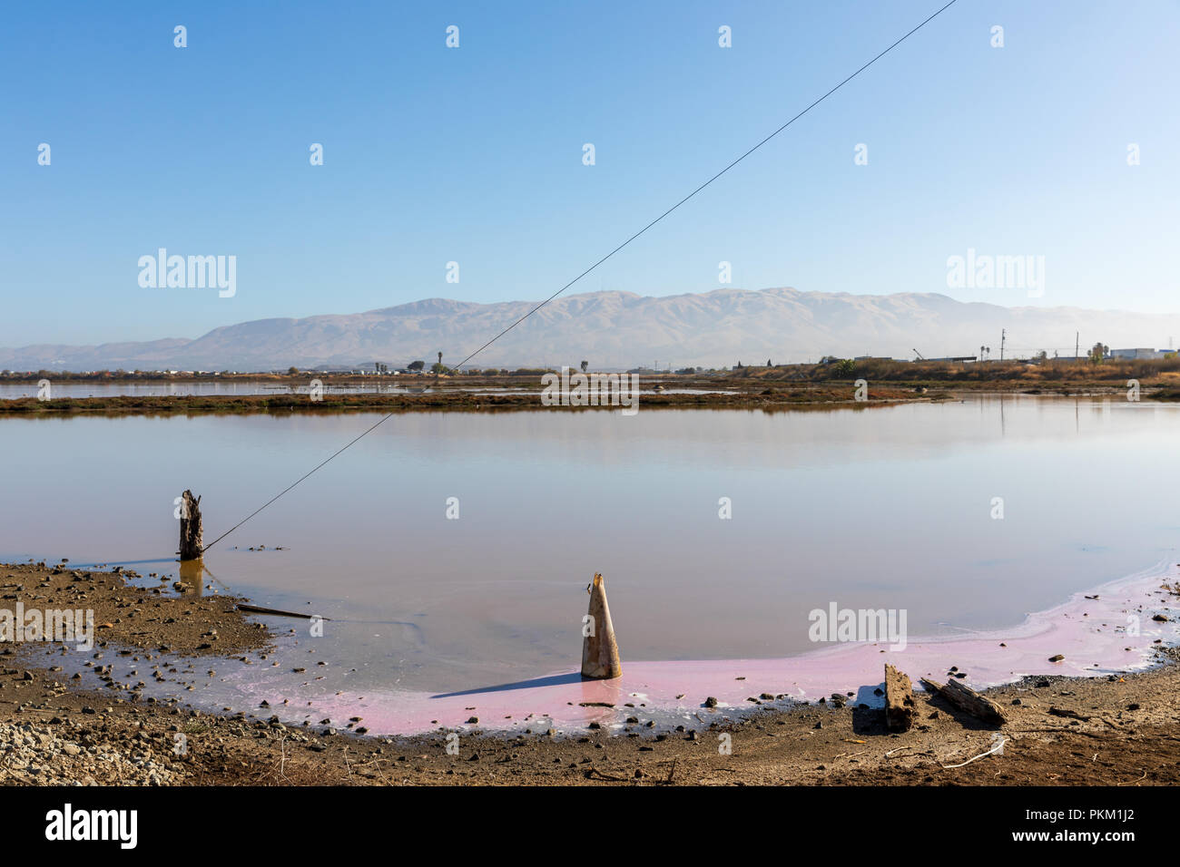 Blick Richtung Berge (Mission Peak) von Elizabeth Street in Alviso, San José, Kalifornien, USA Stockfoto