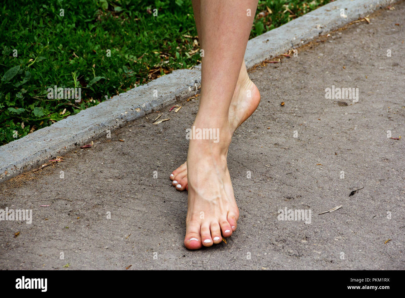 Girl's Füsse mit lackierten Nägel auf ihre Zehen weiß Close-up. Stockfoto