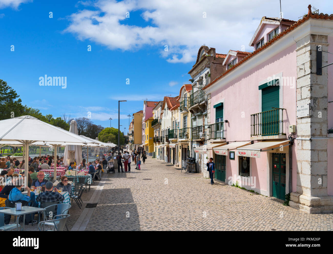 Cafés und Restaurants in der Rua Vieira Portuense, Jardim de Belem, Belem, Lissabon, Portugal Stockfoto