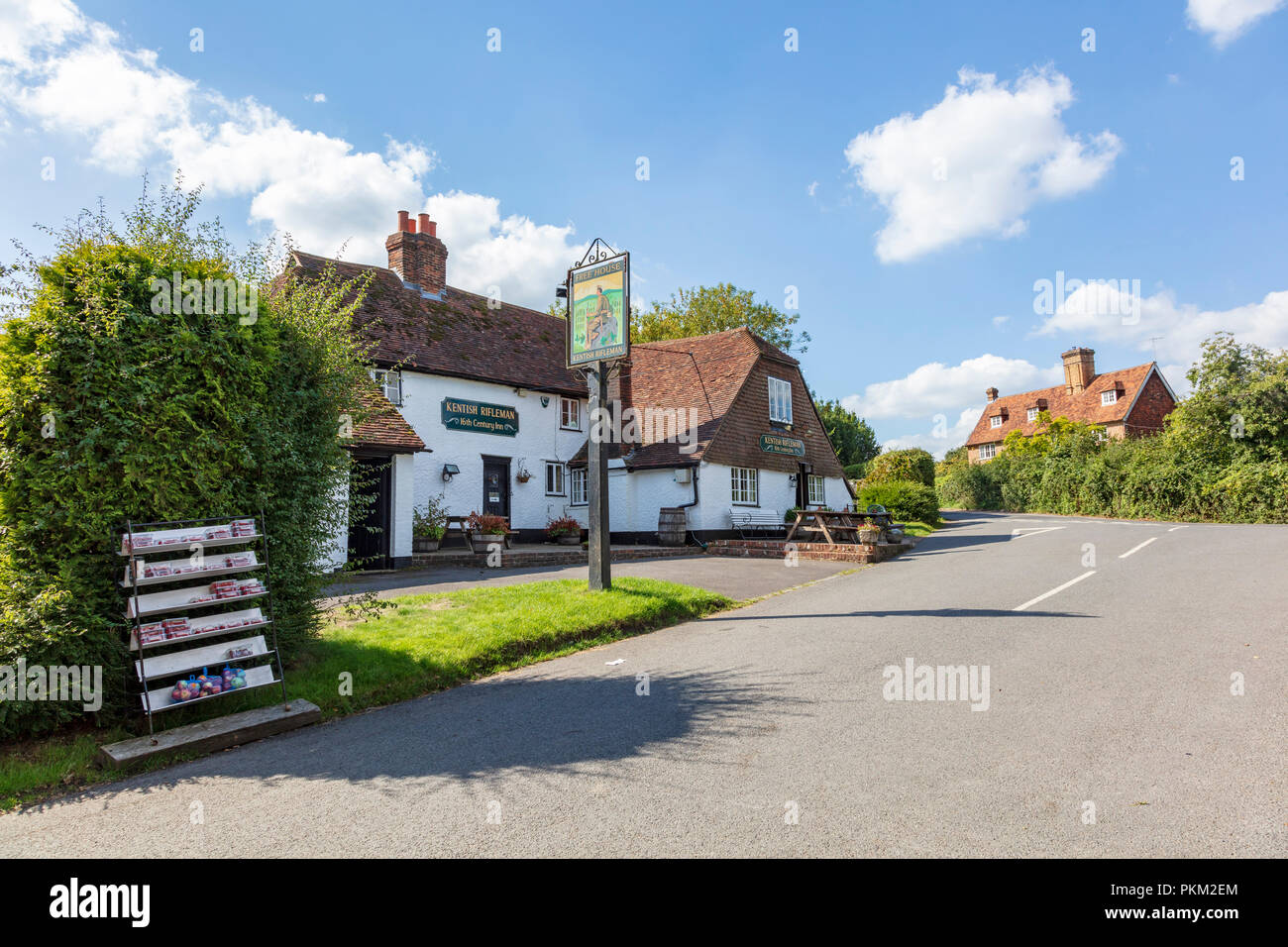 Das historische Inn aus dem 16. Jahrhundert Kentish Rifleman, einem traditionellen Free House Pub in der Kent Dorf Dunks Green in der Nähe von Tonbridge, Kent, Großbritannien Stockfoto