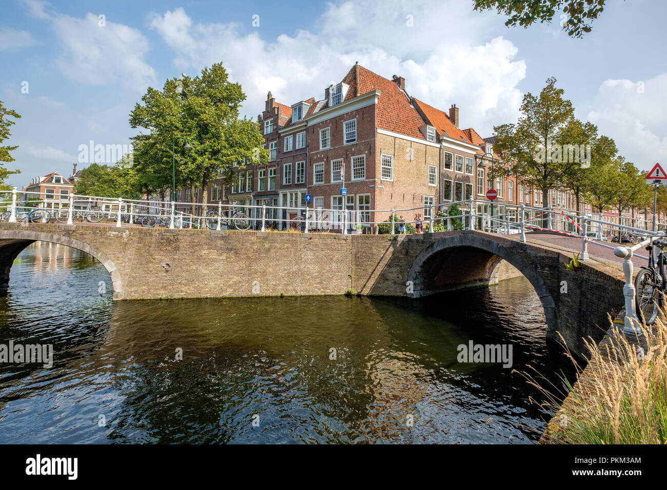 Eine Überquerung von zwei schönen Grachten in Delft, Niederlande. Stockfoto