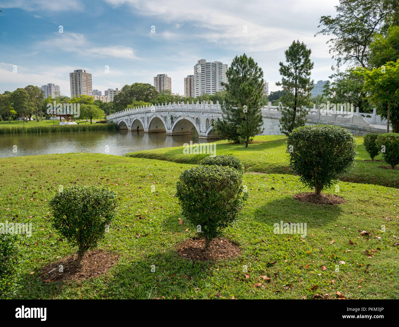 Die Brücke, die das Chinesische Garten, Japanischer Garten Inseln, Singapur Stockfoto