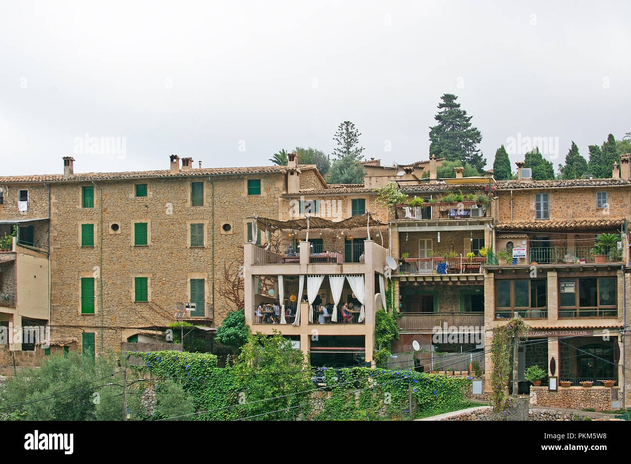 DEIA, MALLORCA, SPANIEN - September 5, 2018: Blick über Deia Dorf in den Bergen am 5. September 2018 auf Mallorca, Spanien. Stockfoto