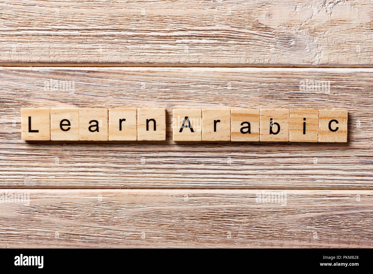 Arabische Wort auf Holz Baustein geschrieben. arabische Text auf dem Tisch erfahren Sie, Konzept. Stockfoto