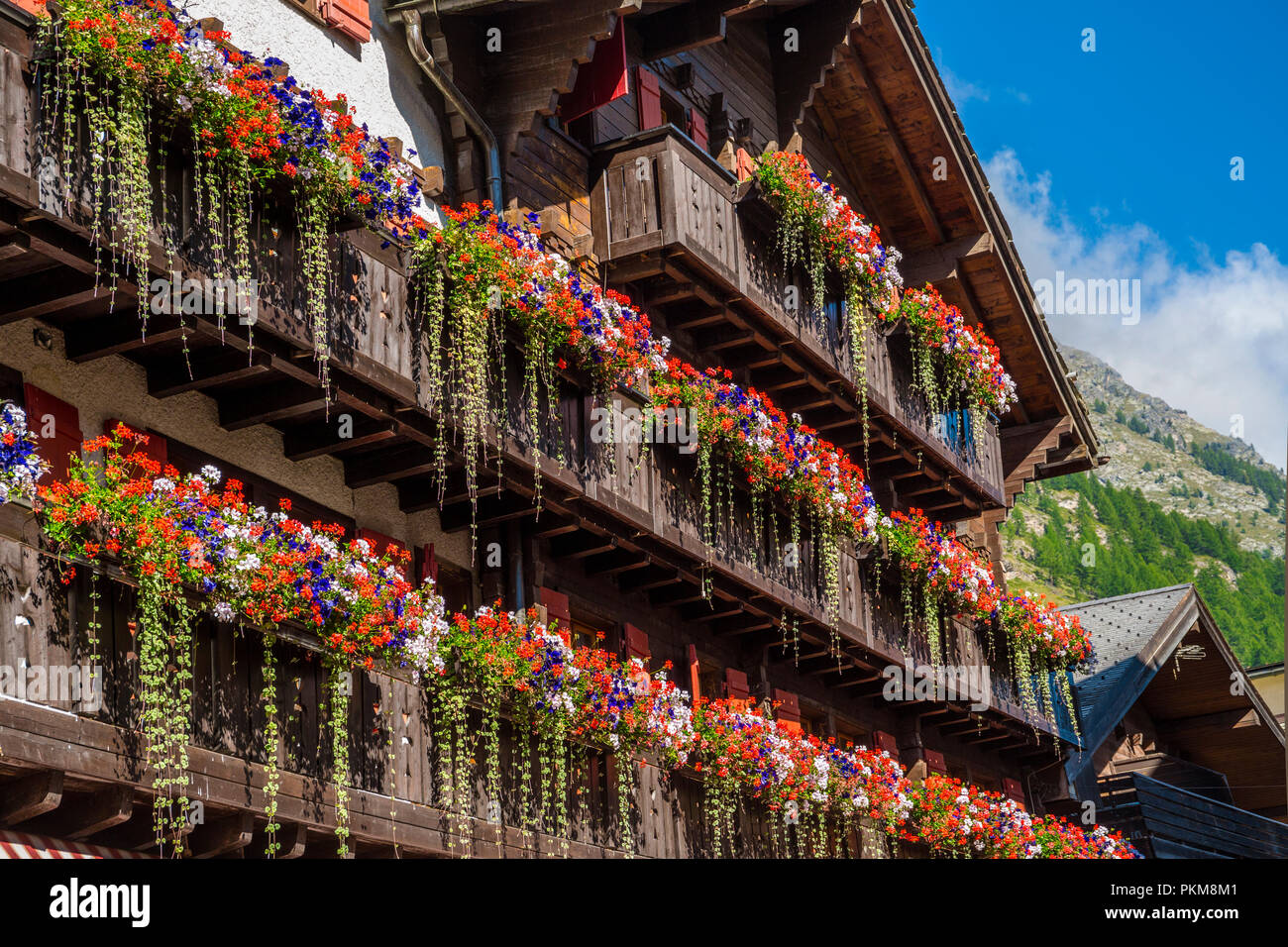 Balkone mit Geranien in Zermatt. Zermatt. Schweizer Alpen. Wallis. Die Schweiz. Europa. Stockfoto