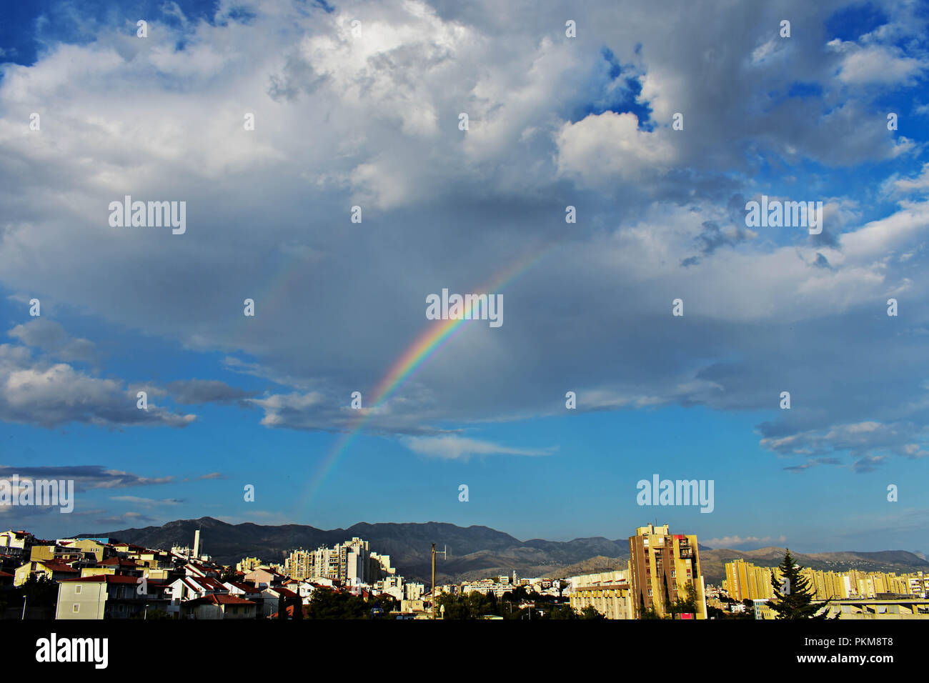 Fantasy Zusammenfassung von einem blauen Himmel, Regenbogen und cumulus Wolken/Schönheit in der Natur Stockfoto