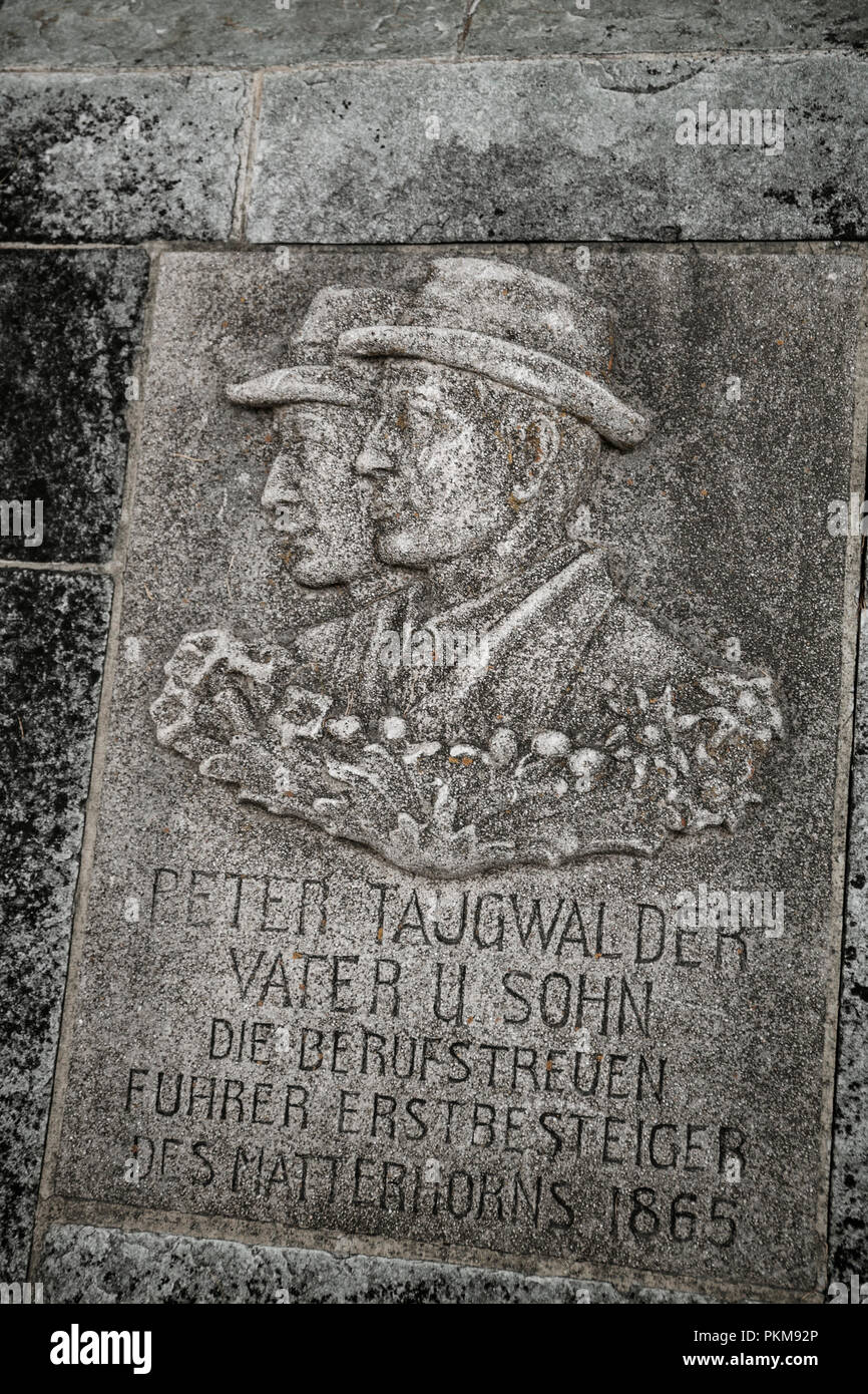 Grabstein von Vater und Sohn Taugwalder, Bergführer während der Erstbesteigung des Matterhorns am 14. Juli 1865. Friedhof für Bergsteiger. Zer Stockfoto