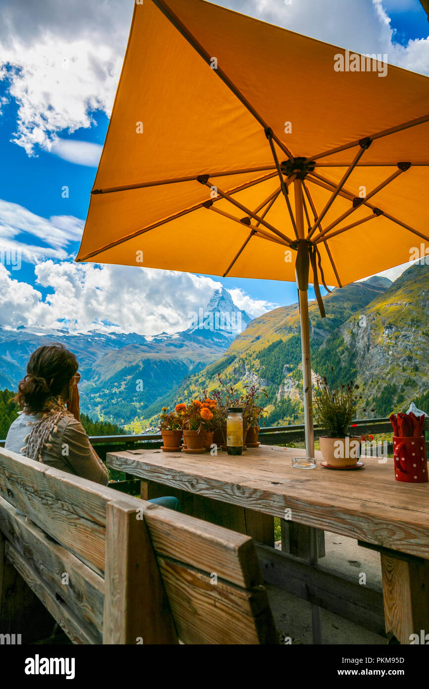 Im Hintergrund Matterhorn Gipfel. Cervino Berggipfel. Ried Restaurant. Ried. Zermatt. Schweizer Alpen. Wallis. Die Schweiz. Europa. Stockfoto