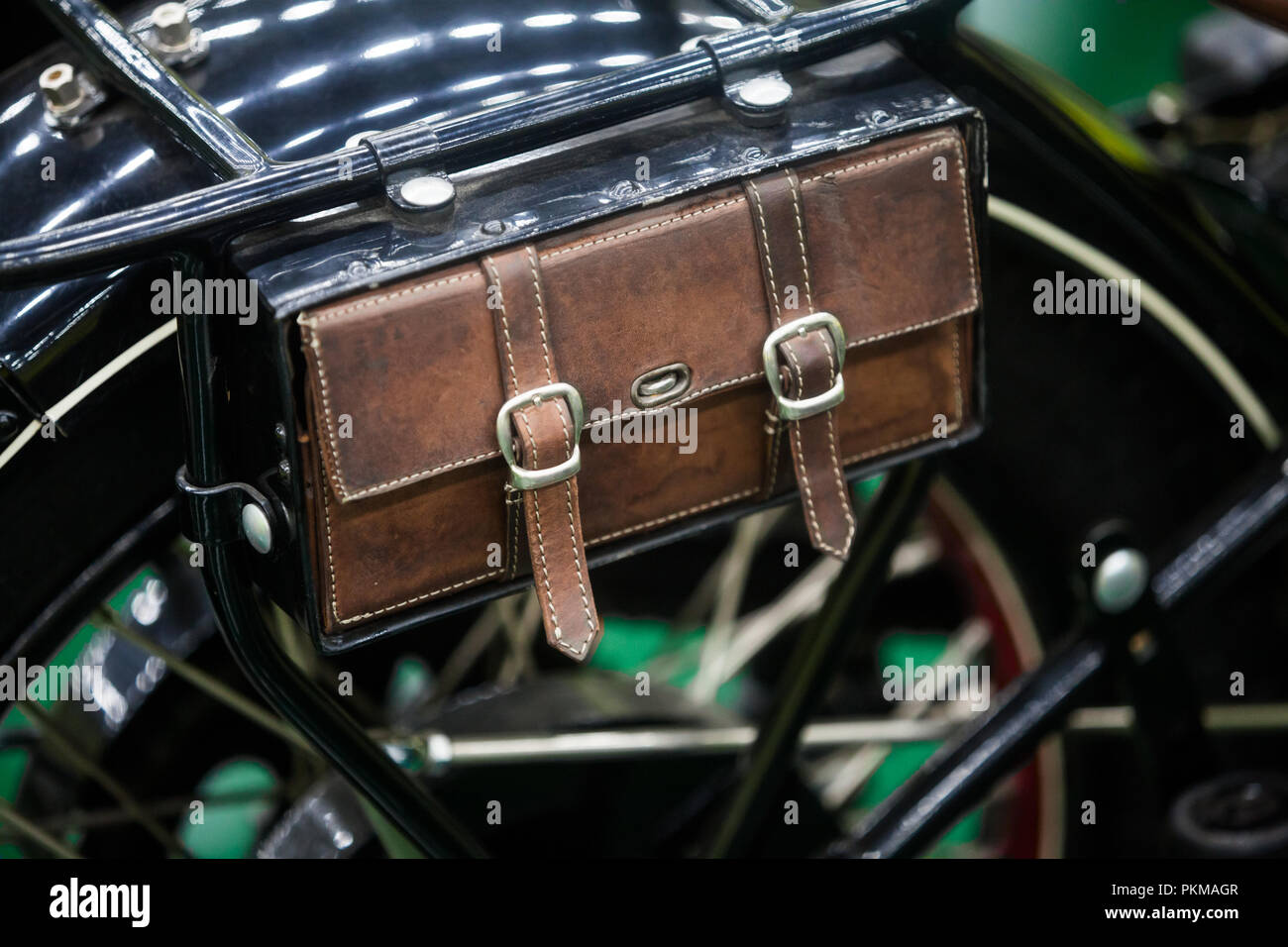 Nahaufnahme von einem Oldtimer Motorrad Leder Sattel Tasche Stockfotografie  - Alamy