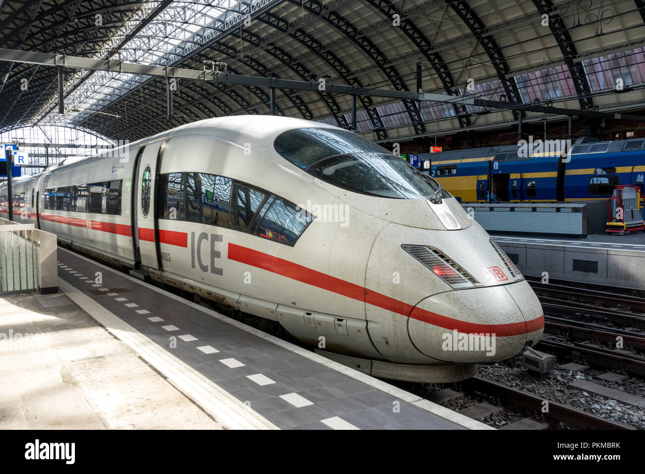 Niederlande, Amsterdam, 21. April 2017: Motor der ICE der Deutschen Bahn am Hauptbahnhof Amsterdam Stockfoto