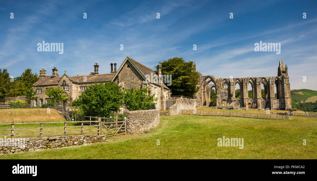 England, Yorkshire, Wharfedale, Bolton Abbey, das kirchliche Amt und die Ruinen von 1154 Augustiner Klosters, Panoramablick Stockfoto