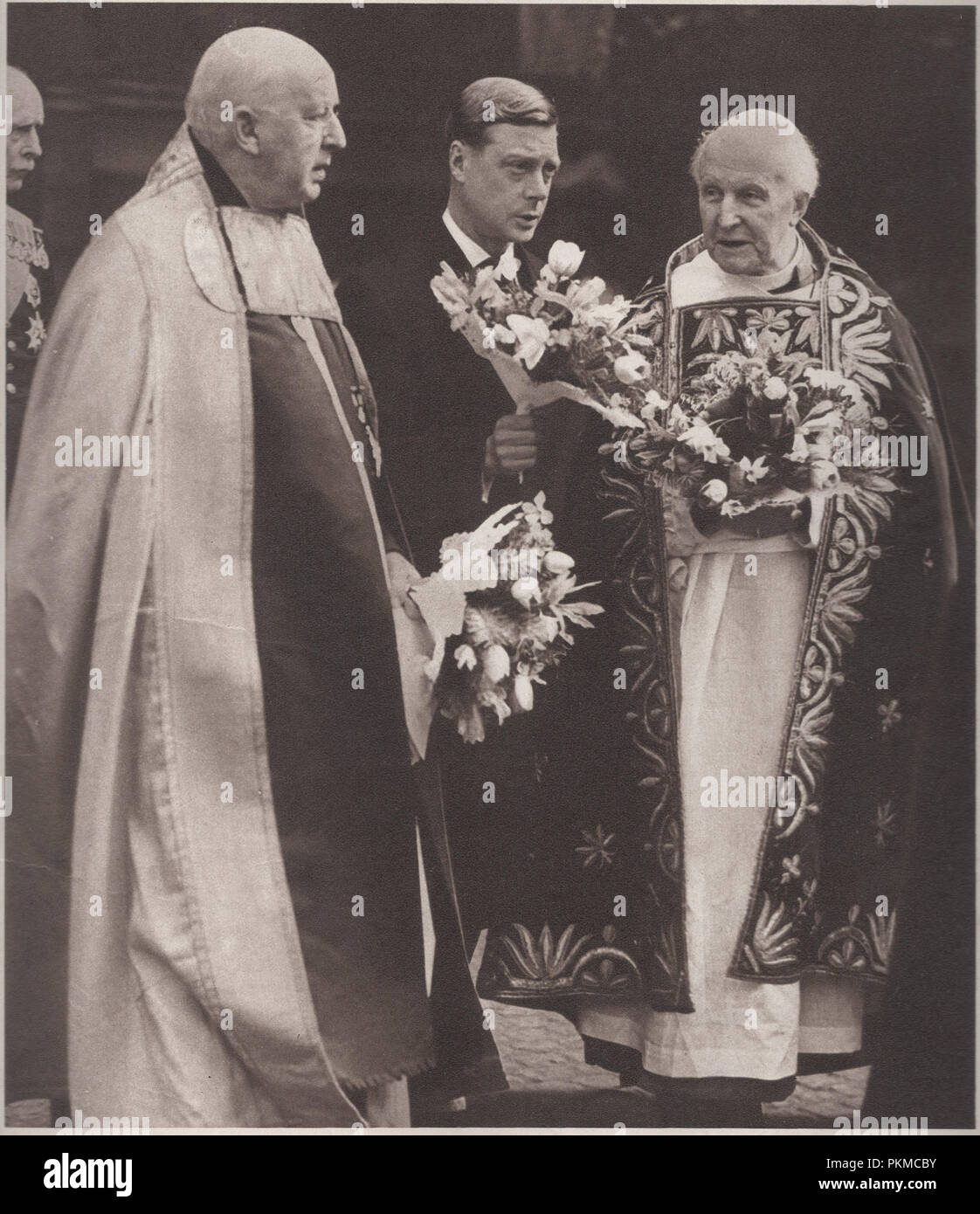 Edward die Achte am Westminster Abbey verteilen maunday Geld Geschenke vom Erzbischof von Canterbury Cosmo Gordon lang William (rechts) im Jahr 1936 flankiert. Er dankte den Thron nach Wallis Simpson die Amerikanische geschiedene socialite zu heiraten Stockfoto