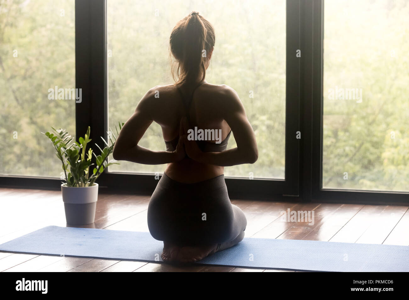 Junge sportliche Frau Yoga vajrasana Übung Stockfoto