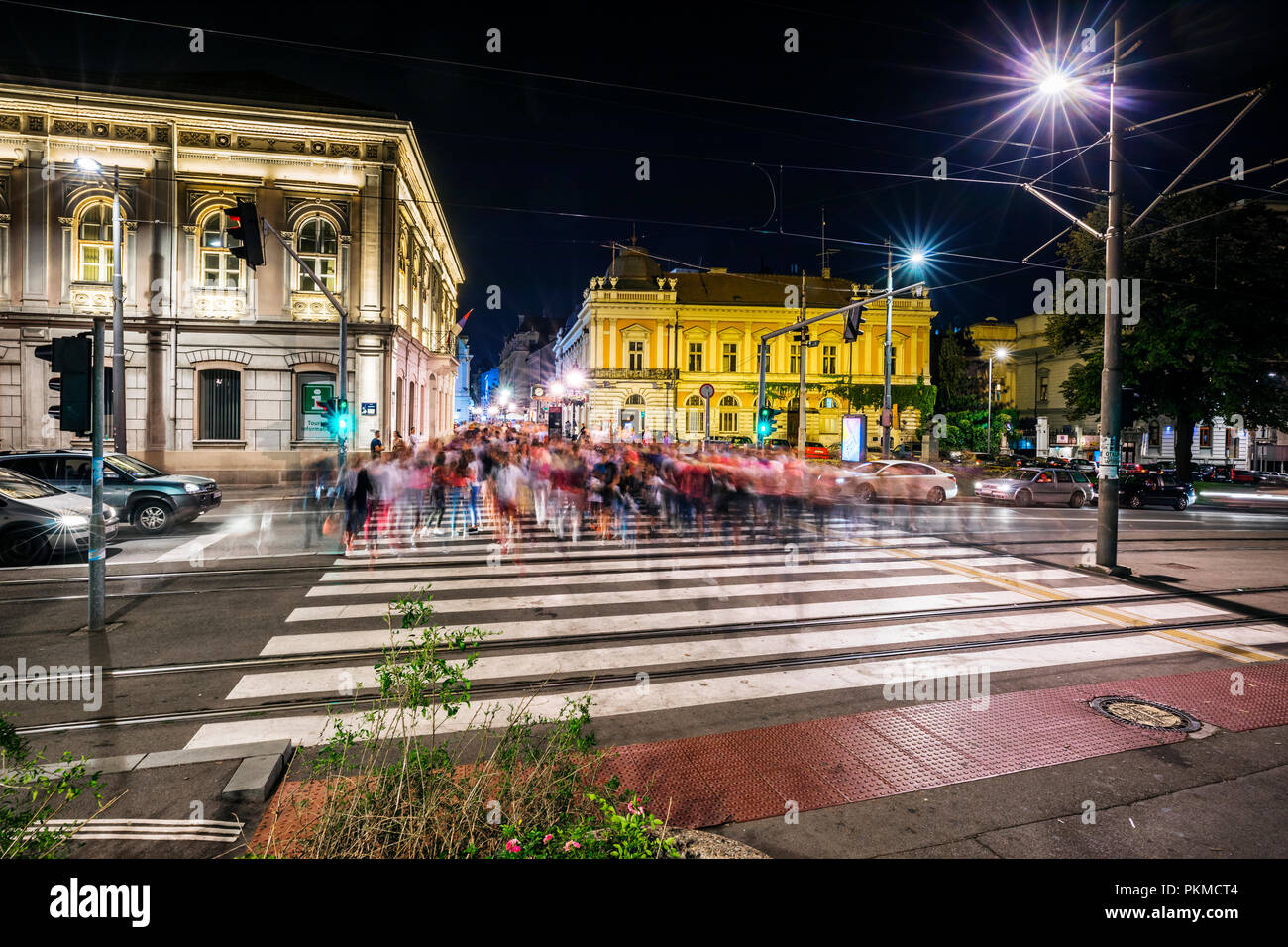 Belgrad, Serbien, lange Exposition von Menschen zu Fuß über eine "Zebrastreifen" in Pariska Straße Stockfoto