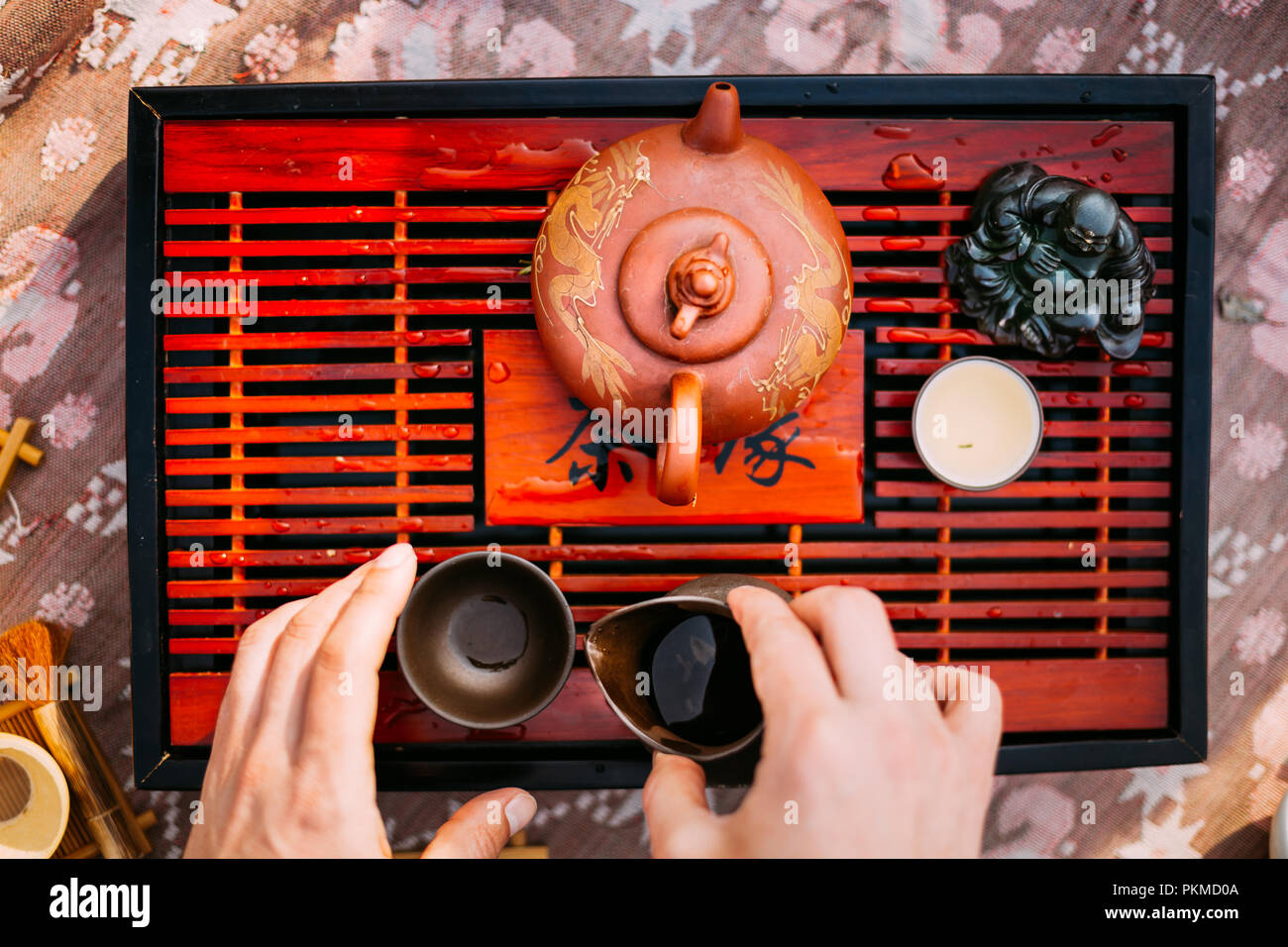 Ansicht von oben Tabelle für traditionelle Teezeremonie Utensilien, Chinesische Teekanne und Tasse Stockfoto