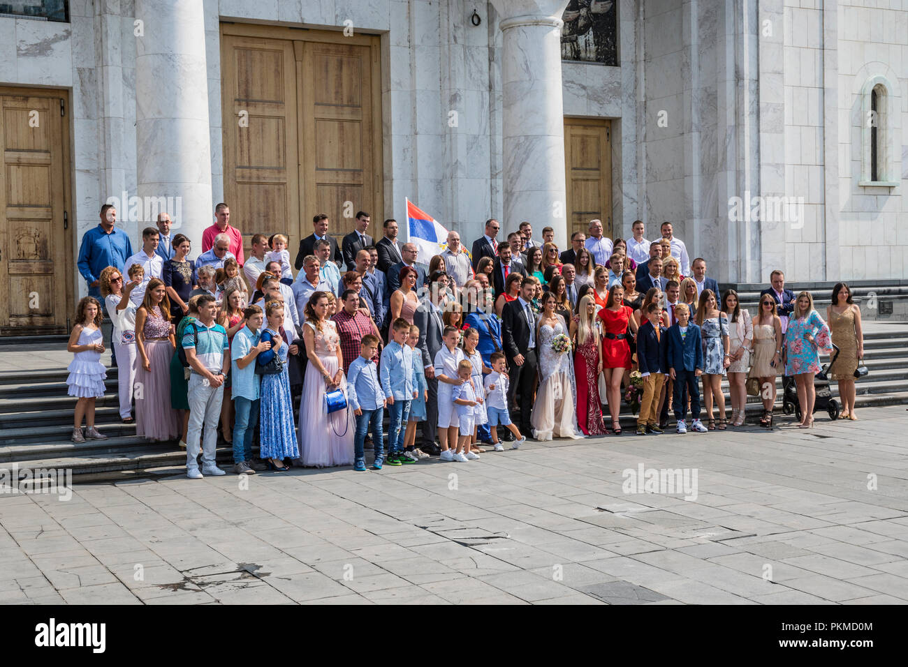Des heiligen Sava in Belgrad, Hochzeit Gruppenfoto der Braut und Bräutigam mit Familie und Freunden Stockfoto