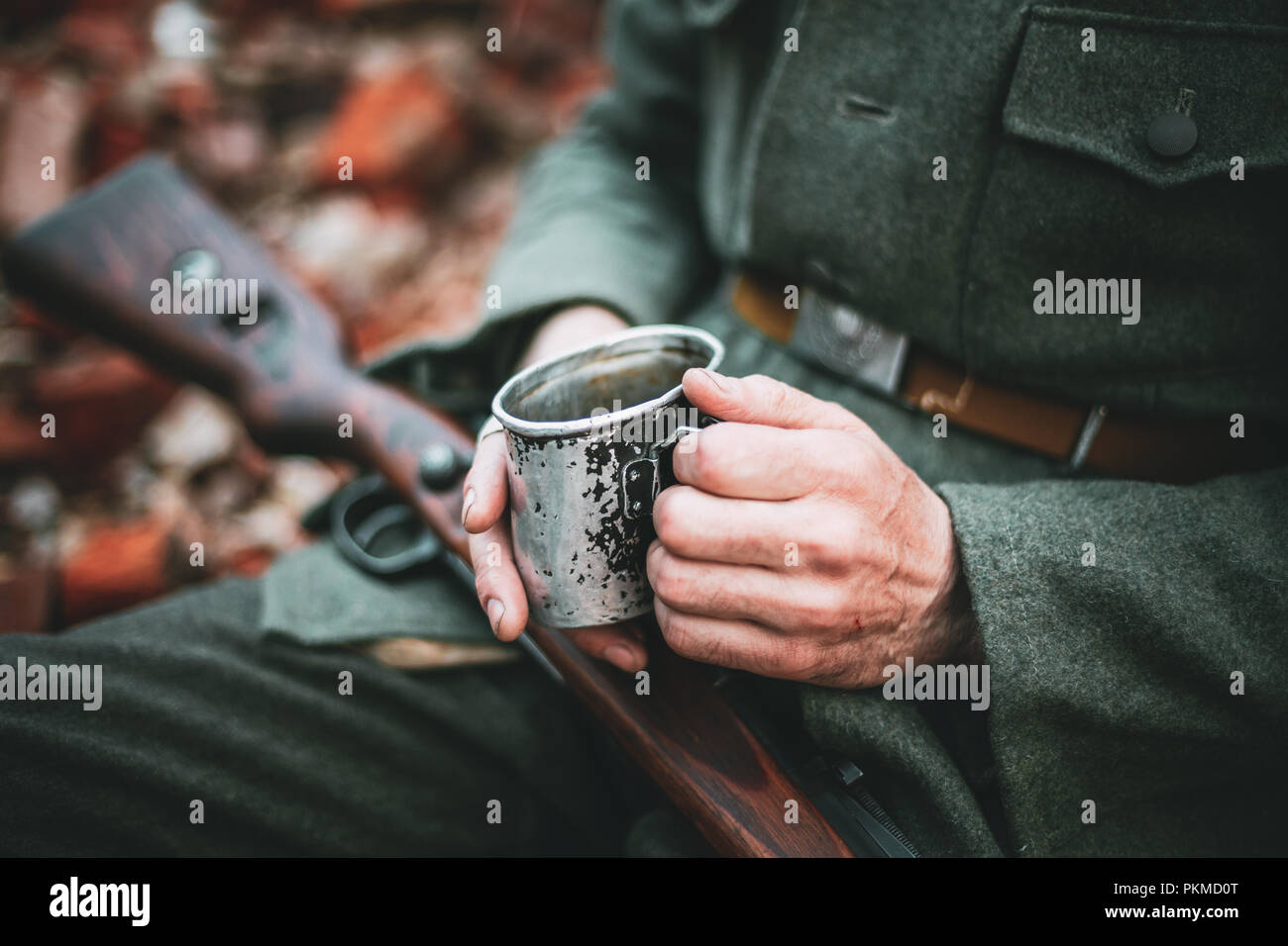 Nicht identifizierte Re-Enactor als Deutsche Wehrmacht Infanterie Soldat im  Zweiten Weltkrieg Holding Tasse Tasse mit Wasser oder Tee in Camping im  Herbst Wald gekleidet Stockfotografie - Alamy
