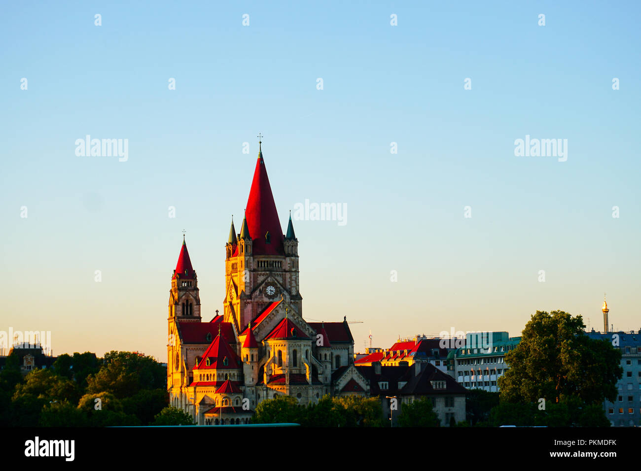 Hl. Franz von Assisi Kirche in Sonnenschein und blauer Himmel