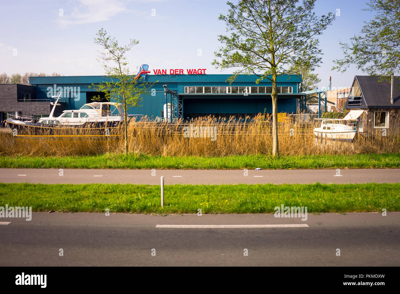Leiden, Niederlande - 22 April 2018: Farbige Boote auf einem Kanal außerhalb der van der wagt Gebäude geparkt Stockfoto