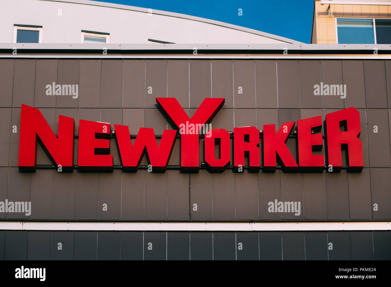 Pärnu, Estland - Dezember 14, 2017: Schriftzug NewYorker Marke an der Store in der Shopping Mall. NewYorker Gruppe Services International GmbH Co.KG, ist Stockfoto