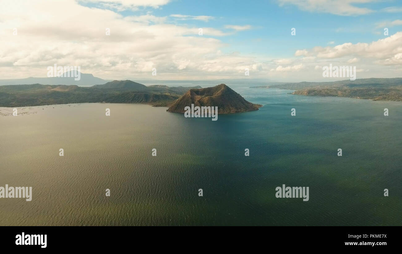 Luftbild Vulkan Taal auf Luzon Island nördlich von Manila auf den Philippinen. Vulkan mit einem Krater auf einer Insel in einem See. Luzon, Philippinen. Travel Concept. Stockfoto