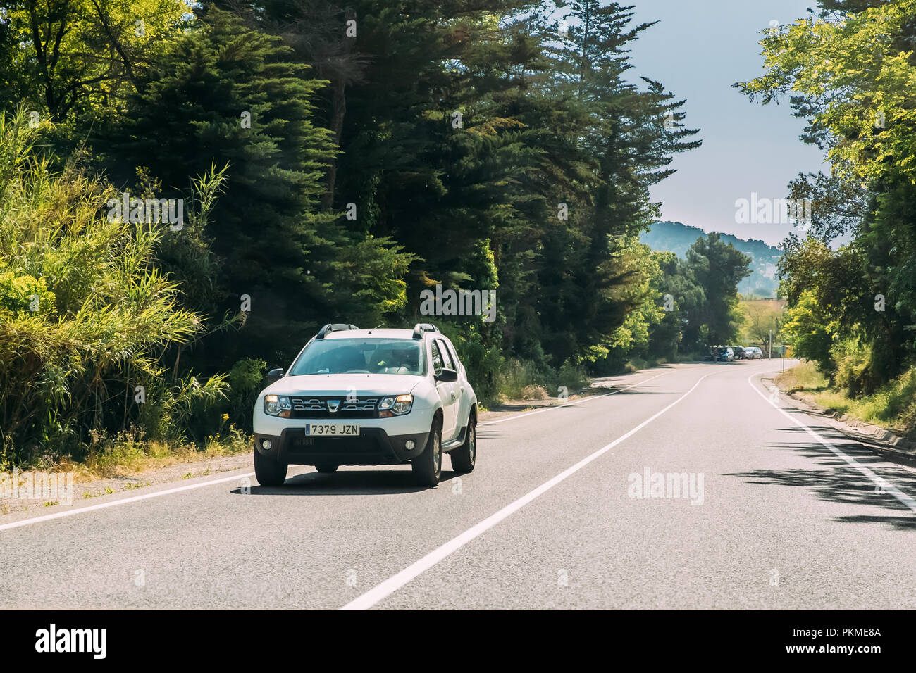 Tossa de Mar, Spanien - 17. Mai 2018: Auto Dacia Duster SUV im Sommer Spanisch Straße. Duster gemeinsam produziert von der französischen Hersteller Renault und seinem Ro Stockfoto