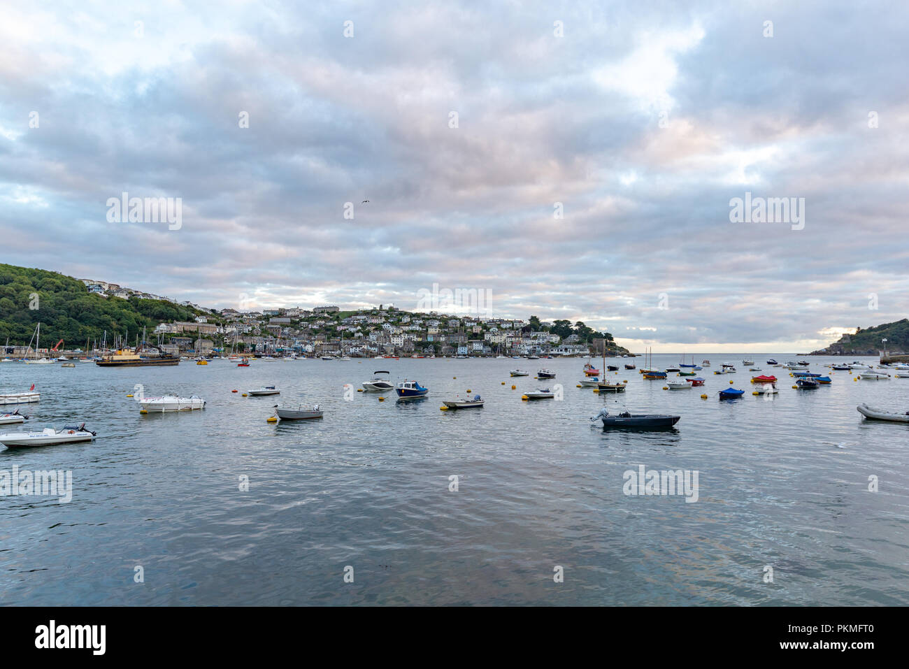 Kleine Boote in der breiten Mündung des Flusses Fowey, Cornwall, England, Großbritannien verankert, mit Polruan auf der anderen Seite. Stockfoto
