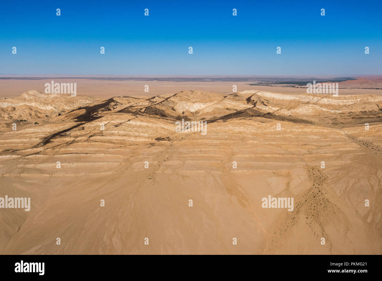 Luftaufnahme, Übergang der Steinwüste in den Sand der Namib Wüste, Erongo Region, Namibia Stockfoto